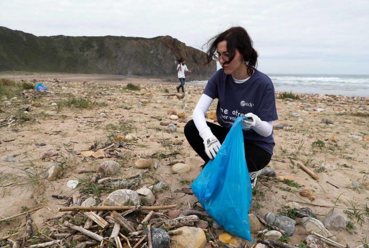 Una becaria de EDP recoge basura. | Mara Villamuza