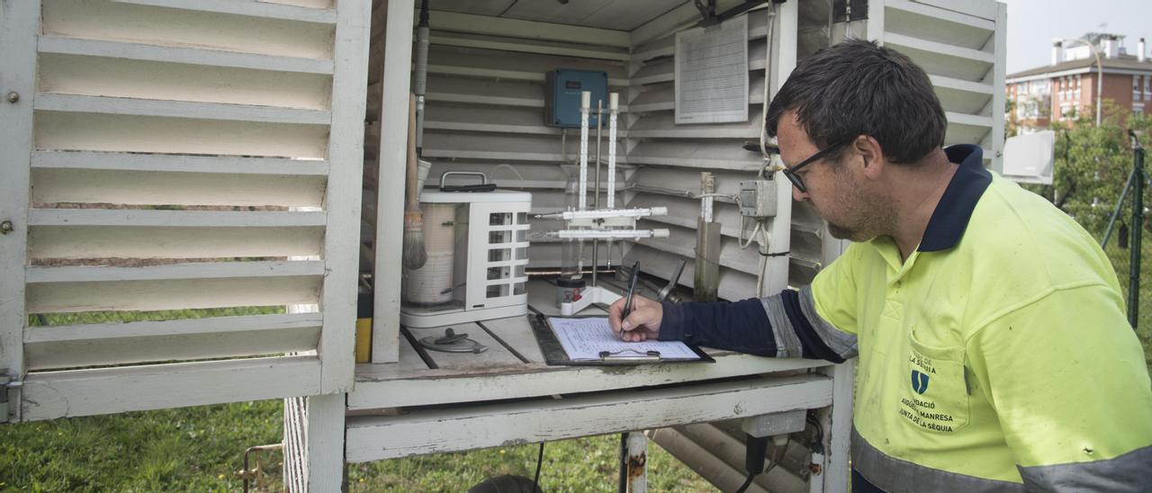 David Miller, responsable de l'estació meteorològica de La Culla, prenent dades