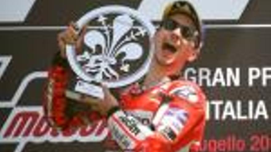 Jorge Lorenzo celebra la seva primera victòria amb Ducati al podi de Mugello.