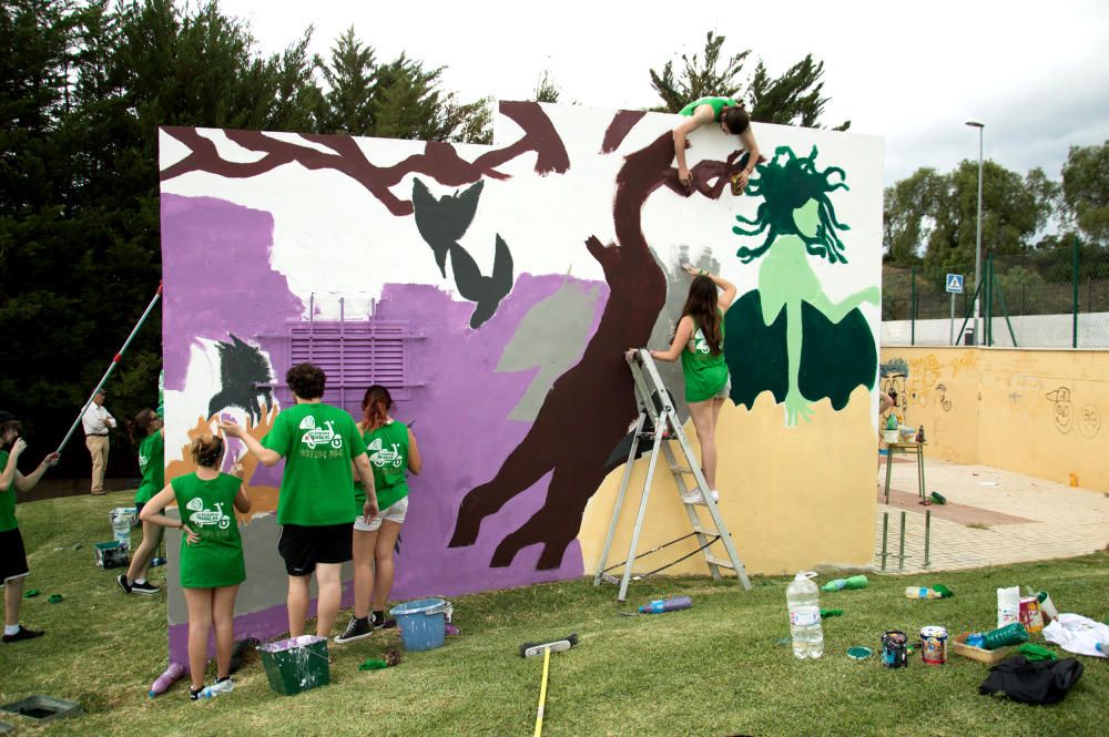 Una veintena de alumnos de Bachillerato de Arte del IES Universidad Laboral transforma en tres días un pintarrajeado depósito de agua de Parques y Jardines en una obra de arte.