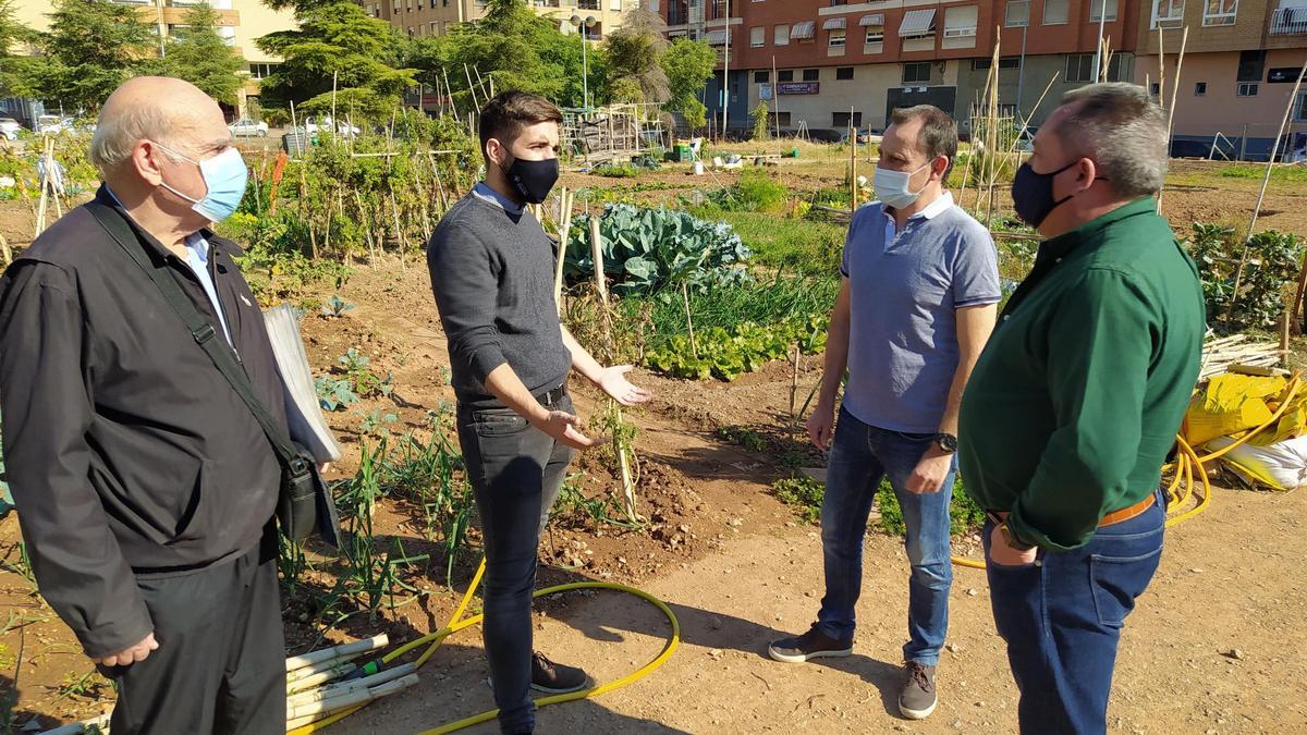 El concejal de Transición Ecológica, en un huerto urbano en Castelló con vecinos.