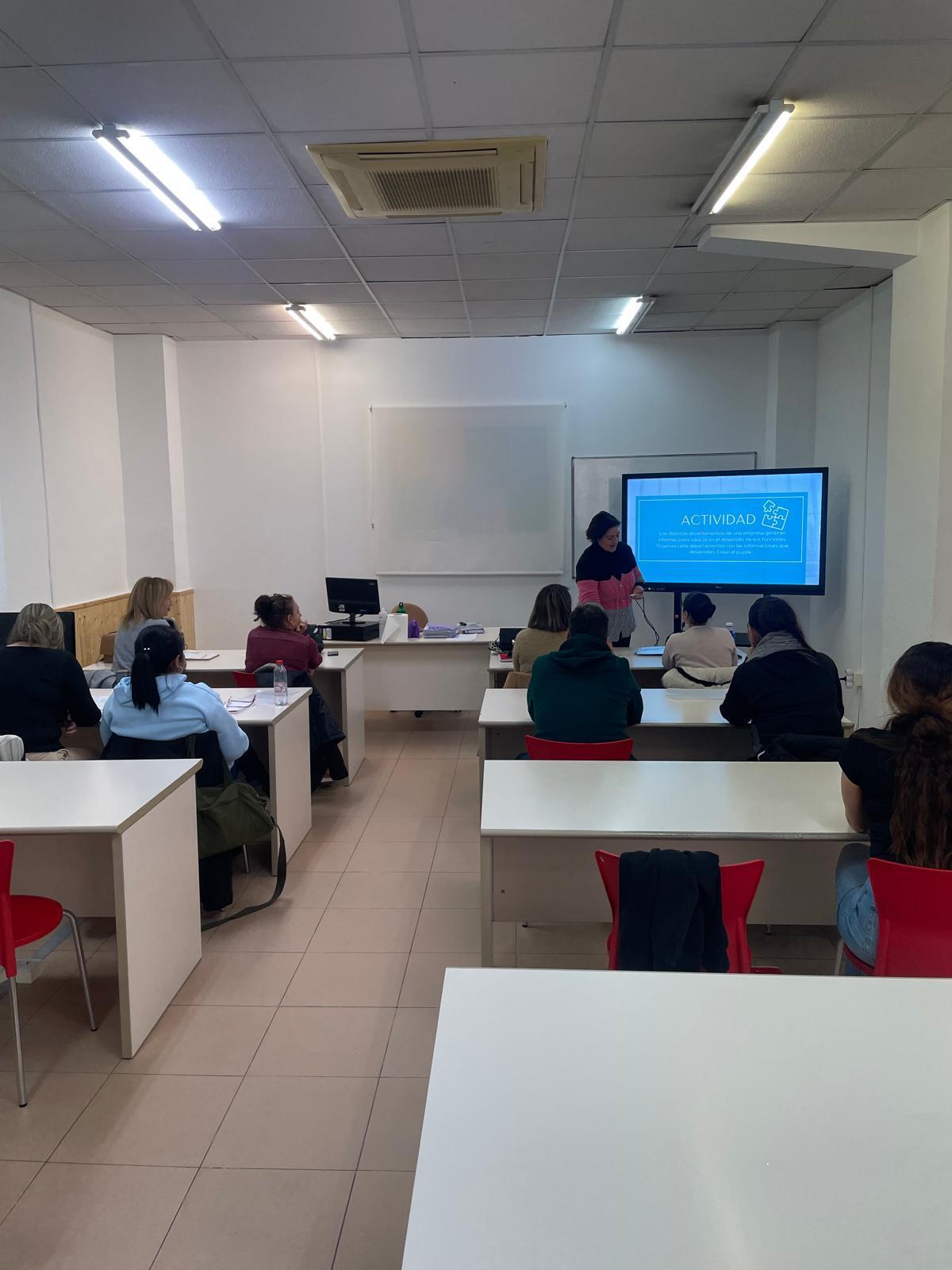 Aula donde se imparten los cursos en la asociación Elche Acoge