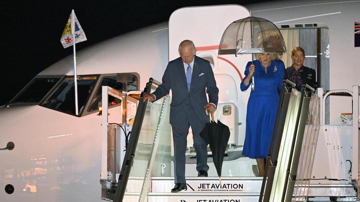 Los reyes Carlos y Camila descienden del avión, tras aterrizar en el aeropuerto de Sídney, este viernes.