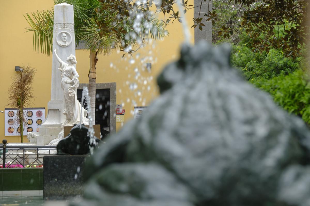 Escultura en memoria de Hurtado Mendoza con la figura de Loreto.