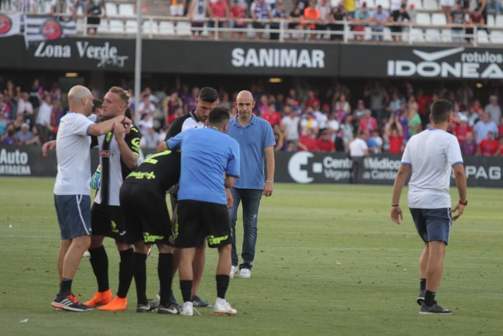 Los jugadores del FC Cartagena, tristes tras el partido que les deja sin ascenso