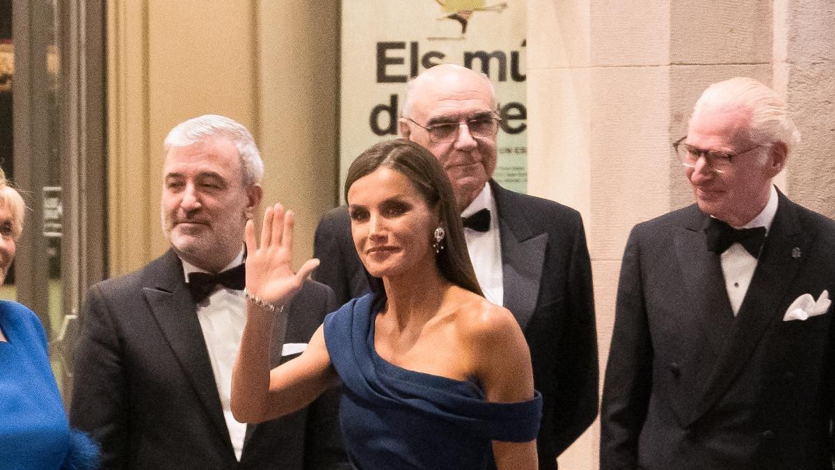 La reina con vestido azul marino largo de escote asimétrico, de Carolina Herrera