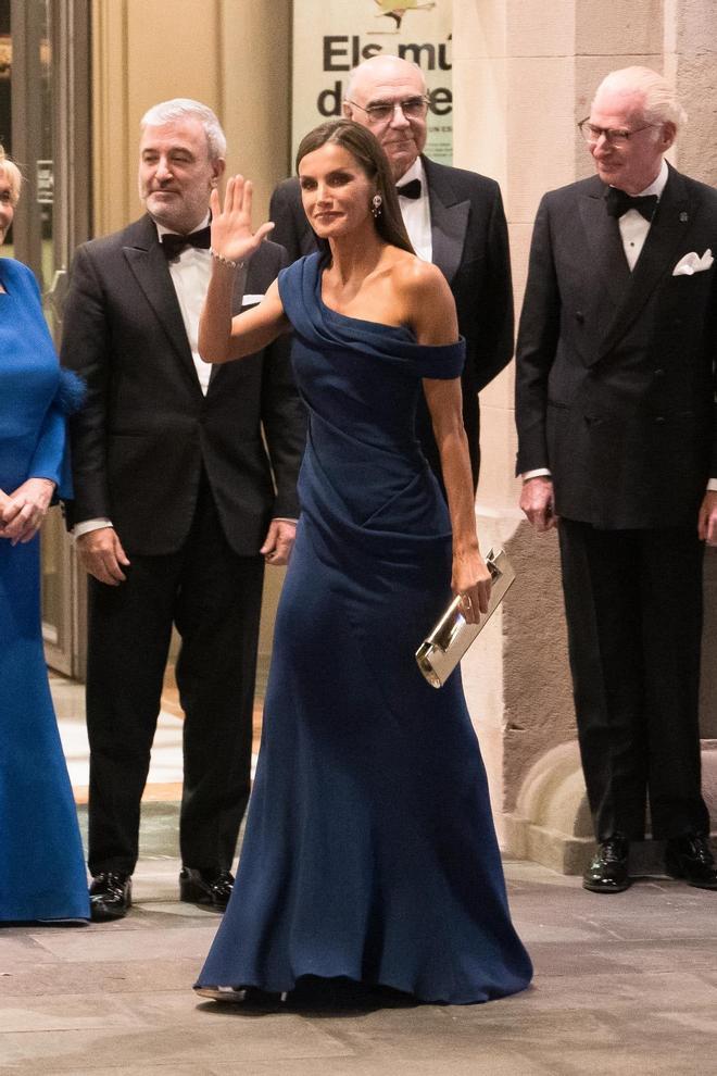 La reina con vestido azul marino largo de escote asimétrico, de Carolina Herrera