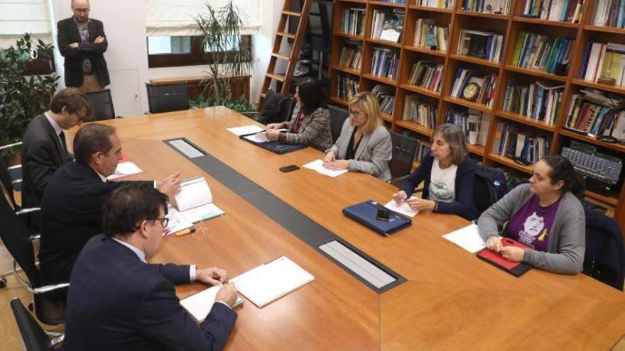 Reunión del conselleiro de Facenda con los representantes de los sindicatos.