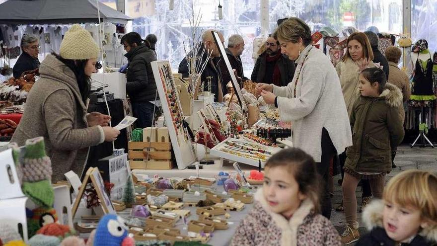 Los puestos del Mercado de Nadal combinan alimentos y artesanía. // Bernabé/Javier Lalín