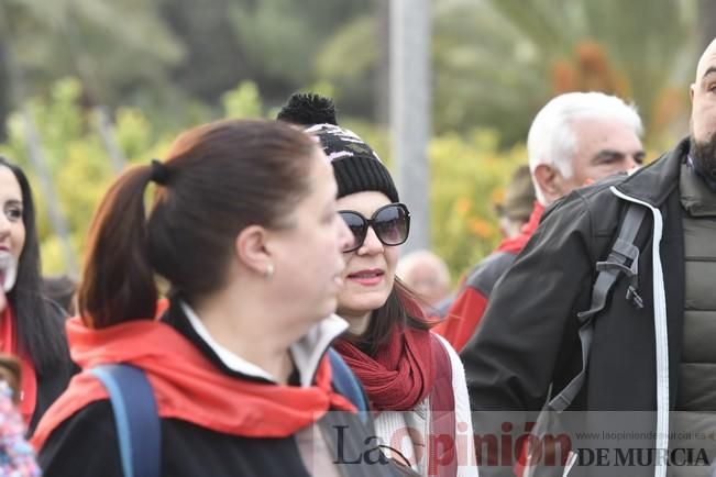 Los romeros acompañan a la Santa pese al frío.