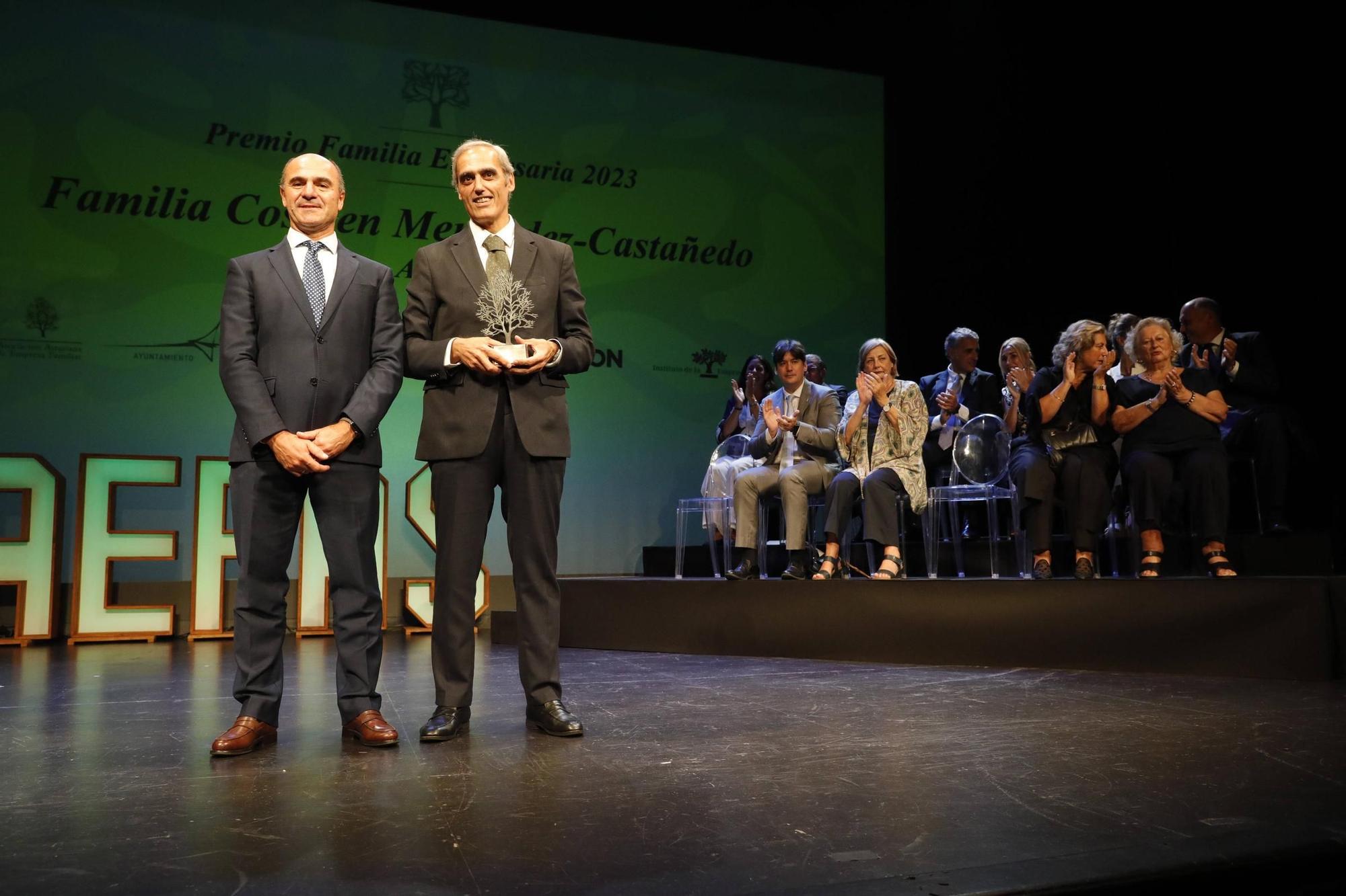 Entrega del premio "Familia Empresaria" a la familia Cosmen Menéndez-Castañedo