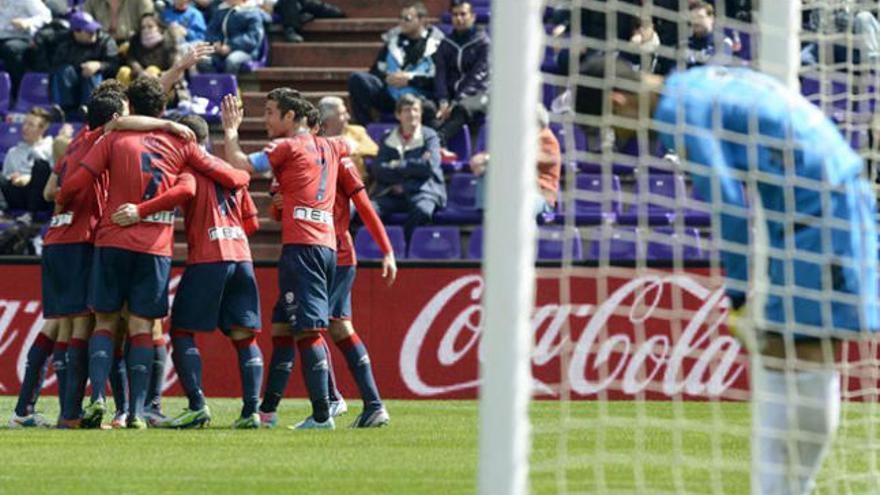 Los jugadores del Osasuna celebran uno de sus goles ante el Valladolid.