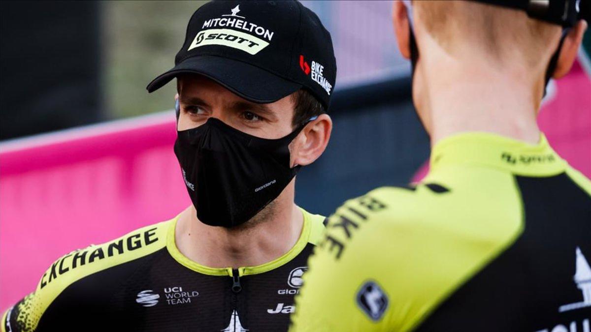 El ciclista británico dio positivo y abandona el Giro