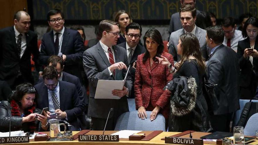 La embajadora de EE UU ante la ONU, Nikki Haley, rodeada de asesores, ayer, en el Consejo de Seguridad. // AFP