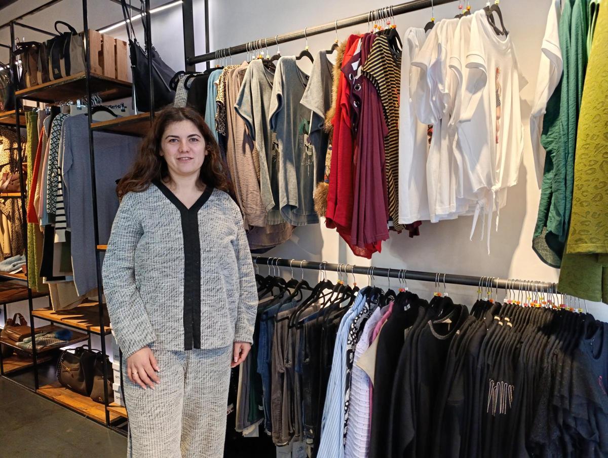 Nerea Berros, en su tienda de moda y complementos en Pola de Siero. Nerea Berros, en su tienda de moda y complementos en Pola de Siero.