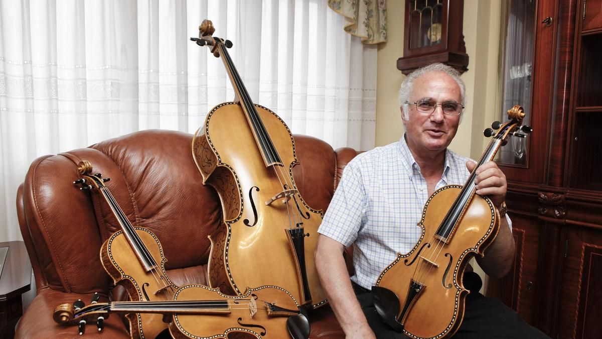 José Manuel Álvarez, con la réplica de la Colección Palatina de Stradivarius que se conserva en el Palacio Real.