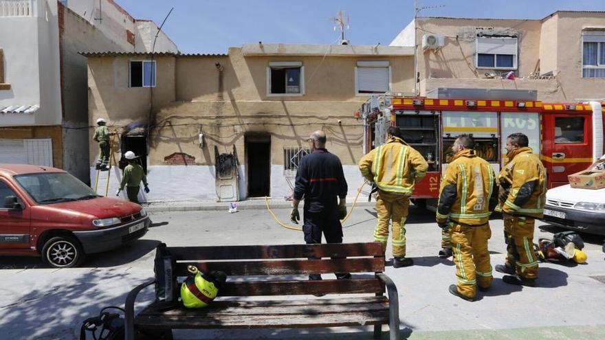 Los Bomberos trabajan en la extinción del fuego en la vivienda