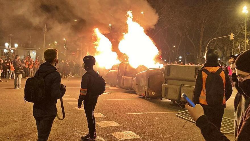 Contenidors cremant en una 
nova nit d&#039;aldarulls a 
Barcelona.  efe