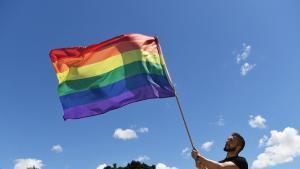 Un hombre ondea una bandera del orgullo LGBTI en 2017 tras la legalización de los matrimonios entre personas del mismo sexo en Australia.