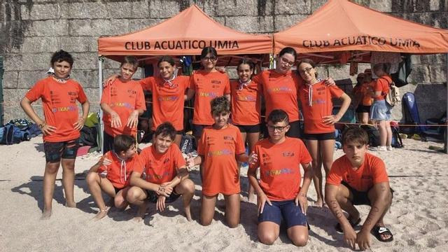 Uno de los equipos del Umia participante en el Regional de playa del Orzán. |