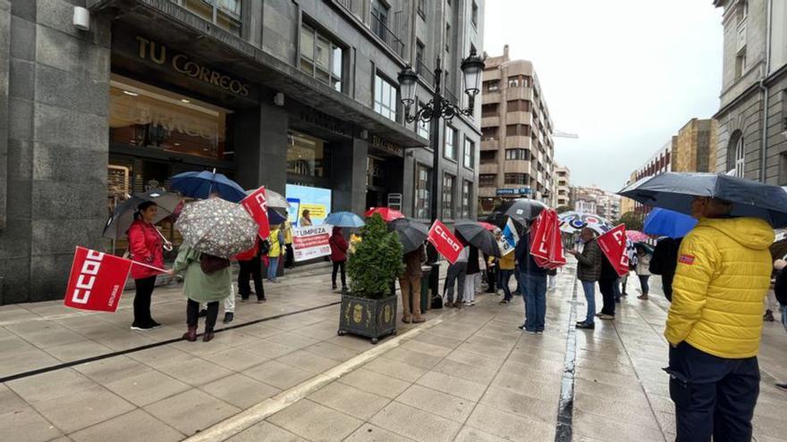 Nueva protesta de la plantilla de limpieza de Correos por no cobrar