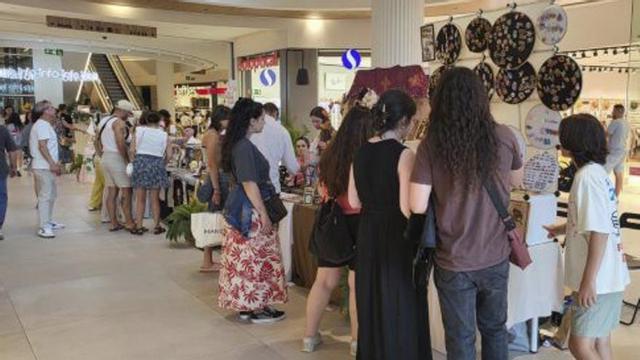 Puestos del mercado Mona en el Centro Comercial Gran Vía.