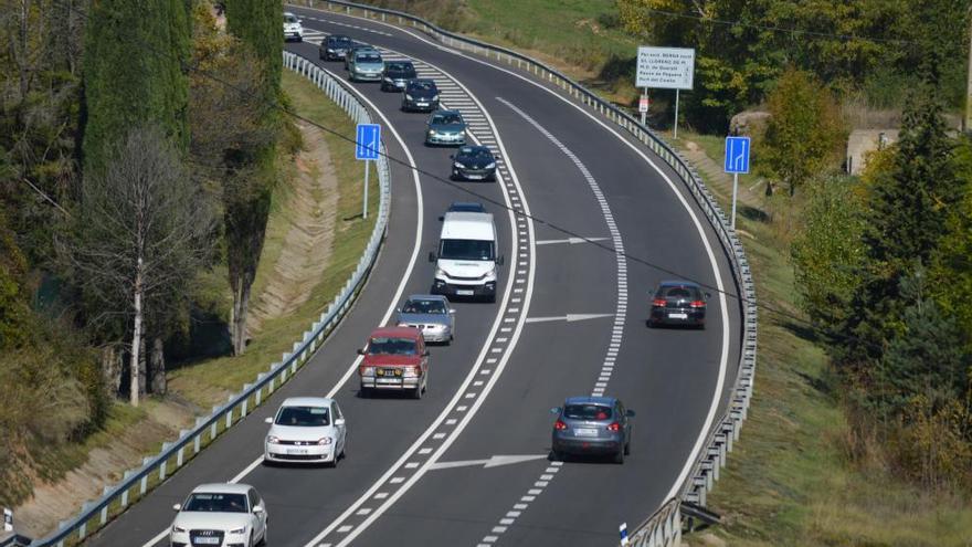 Circulació lenta de vehicles, a 2/4 d&#039;1 del migdia, a l&#039;altura de Berga