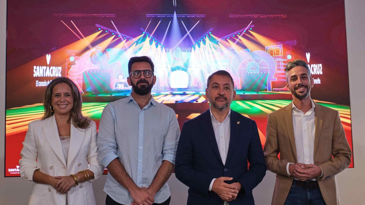 El alcalde y el concejal de Fiestas, junto al diseñador del escenario y la edil de la Sociedad de Desarrollo en la presentación del decorado.