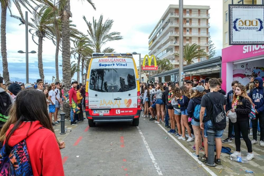 Miles de jóvenes celebran el botellón en la playa de San Juan