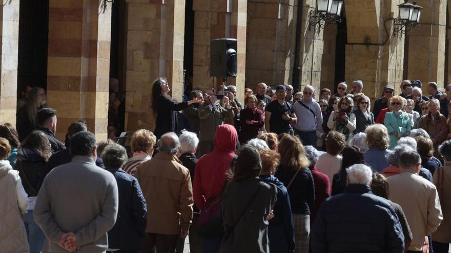 Rebeca Velasco, en el centro, dirige a los coros concentrados ante el Ayuntamiento. | Irma Collín