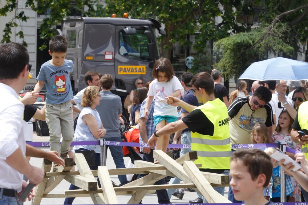 Jornada de ingeniería en la calle, en la plaza del Ayuntamiento de València.