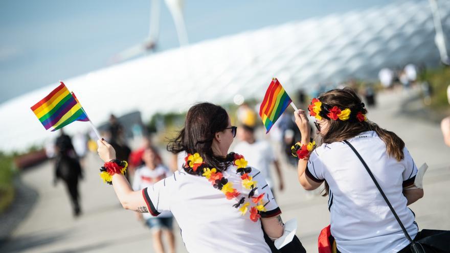 Aficionadas alemanas con banderas arcoíris.