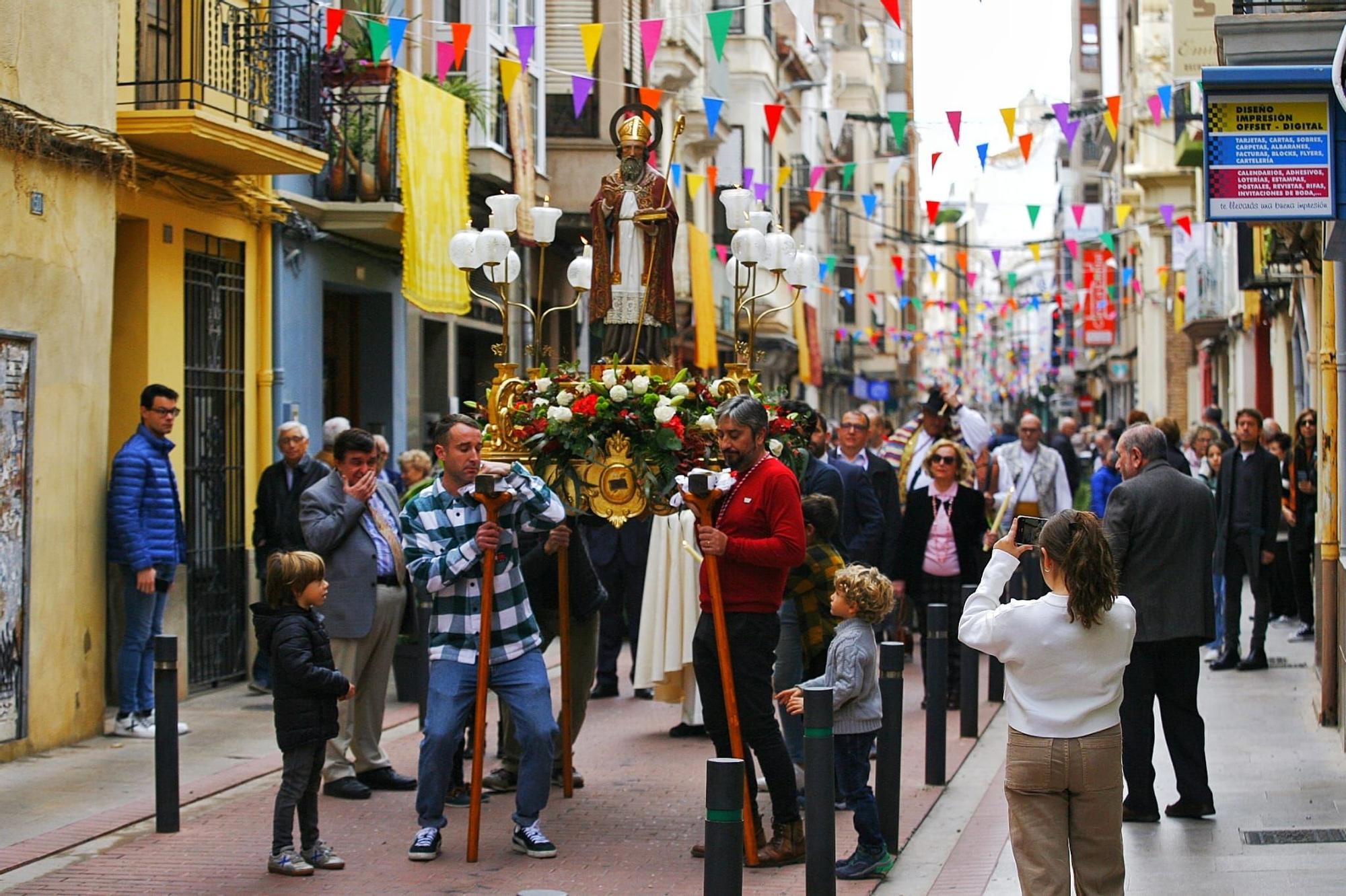 Galería: El Carrer d'Amunt se engalana para honrar a Sant Nicolau