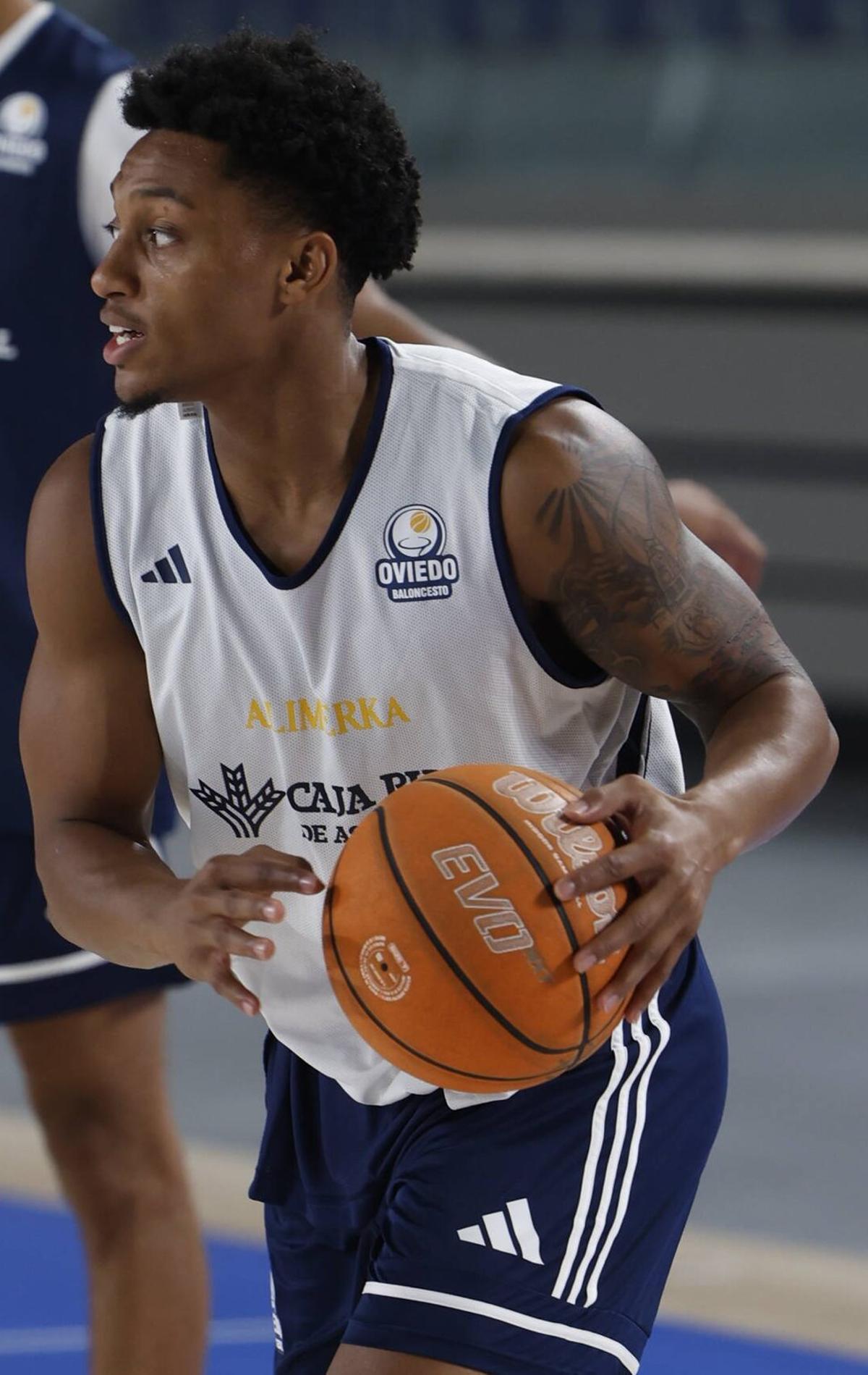 Pjay, una de las incorporaciones, durante el entrenamiento de ayer.