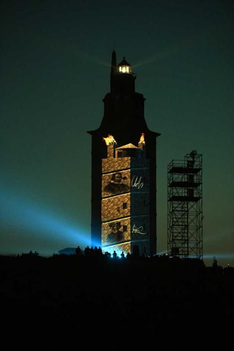 La Torre de Hércules culmina la celebración de su primera década como patrimonio de la humanidad con un espectáculo de luz y sonido proyectado sobre la fachada del monumento.