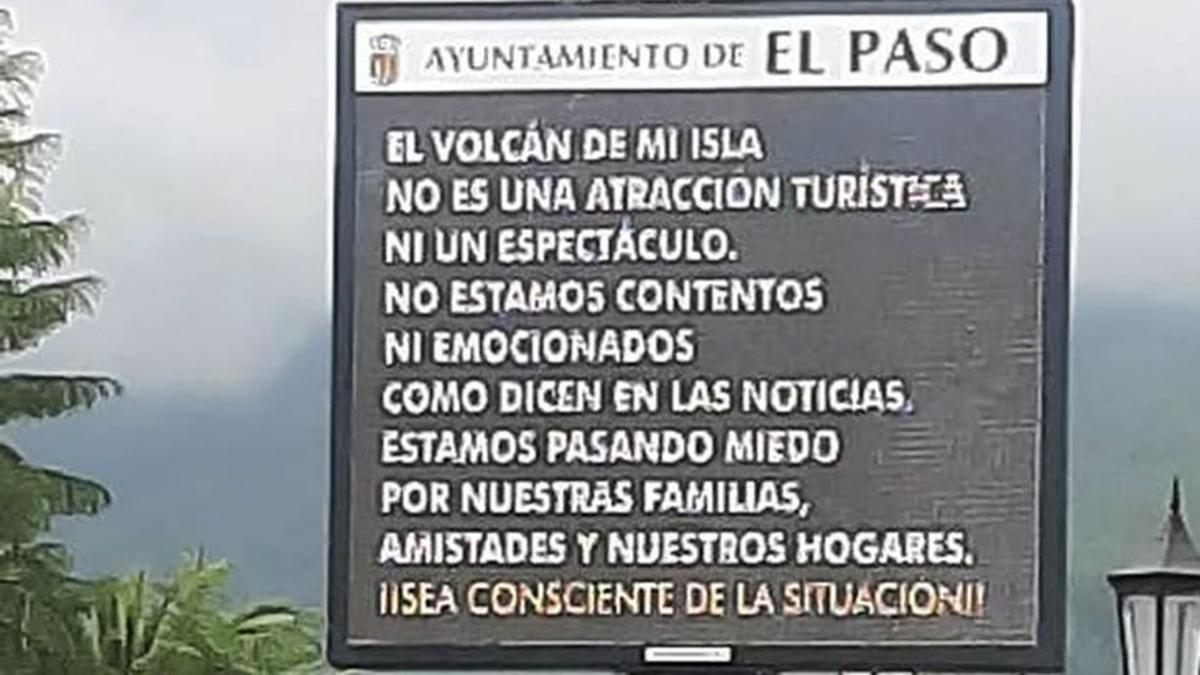 Mensaje en un panel informativo que publicó una empresaria de La Palma en El Paso pidiendo a los curiosos que sean conscientes del drama que están viviendo muchos palmeros.