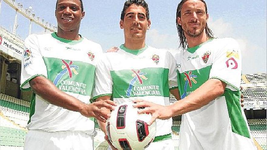 Vasco Fernandes, Javier Carpio y Edu Albacar lucieron, por primera vez, los colores franjiverdes en el césped del Martínez Valero.