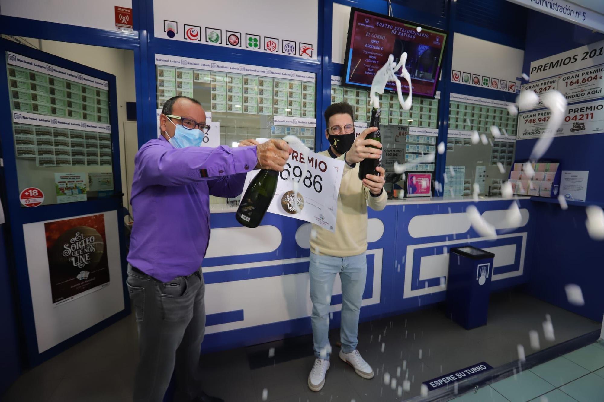 Una administración de Torrevieja vende parte de un tercer y un quito premio de la Lotería de Navidad