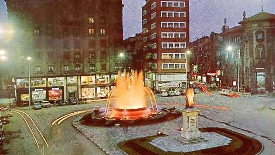 La plaza del Seis de Agosto con su fuente luminosa.