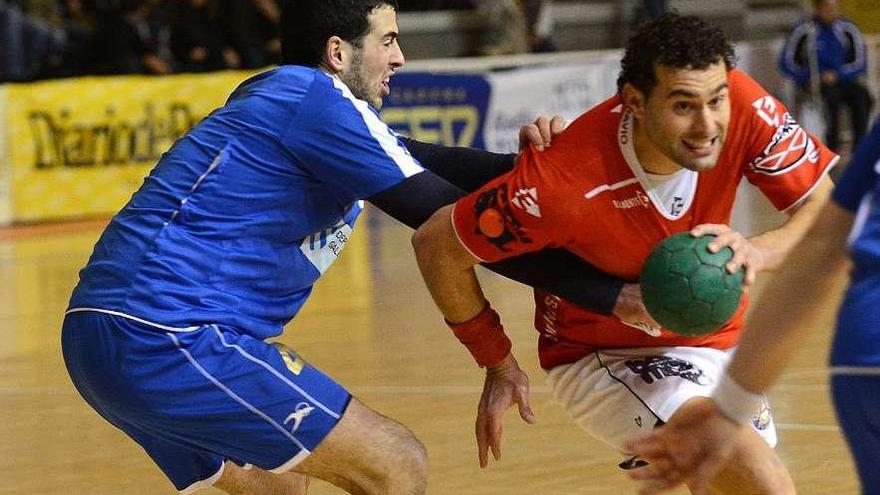 Dani Hernández, con la pelota, durante el derbi ante el Teucro en Pontevedra. // Rafa Vázquez