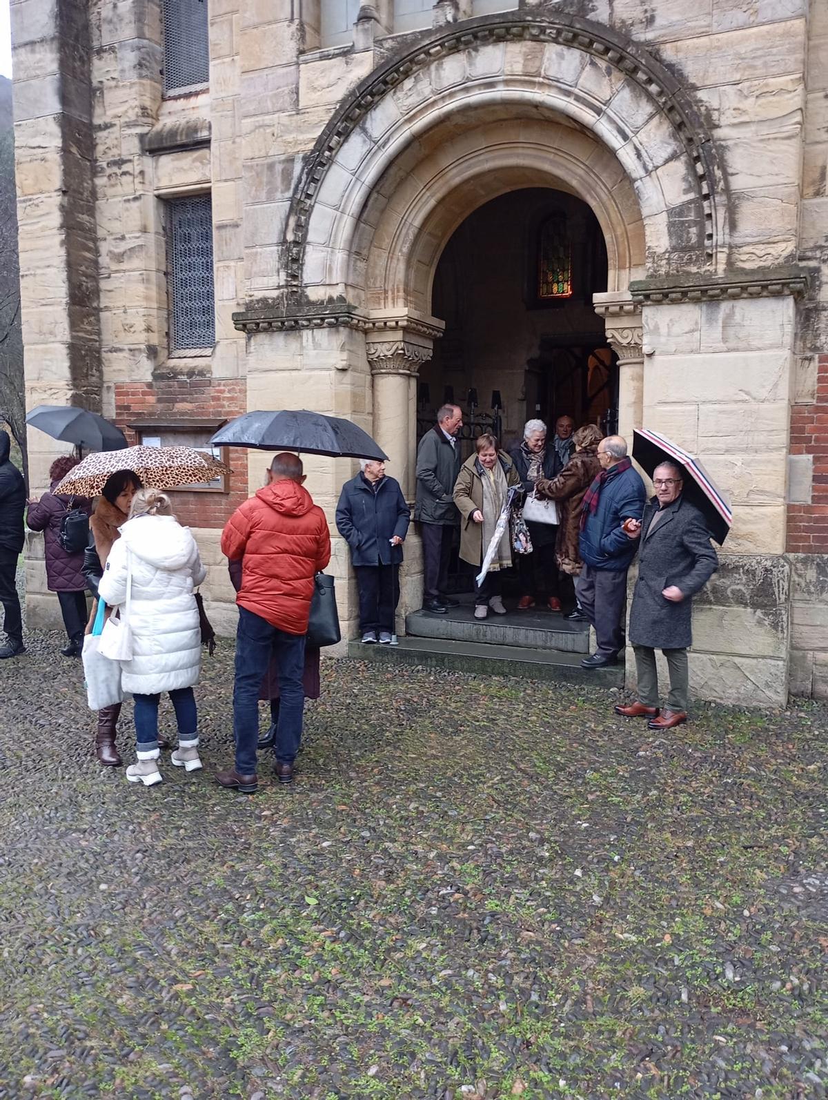 Asistentes a la misa celebrada en Bustiello.