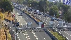 Colas de tráfico en la B-23 por el corte de la avenida Diagonal de Barcelona