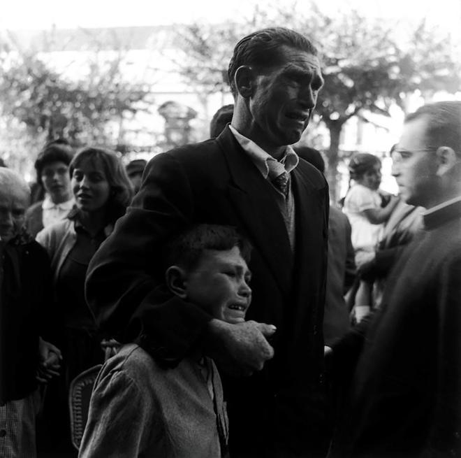 En grande, “O pai e o fillo” de Manuel Ferrol, junto a otras imágenes-icono de los tiempos más duros de la emigración gallega