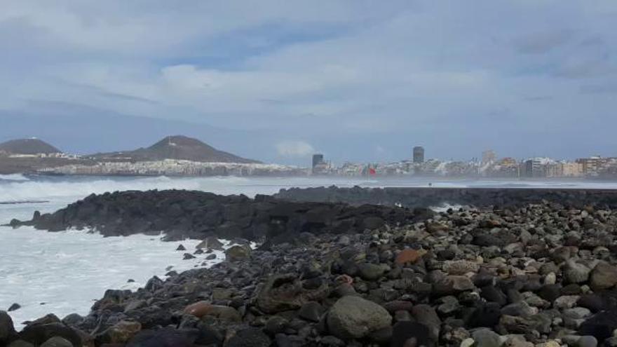 Oleaje en Los Muellitos, al lado de Las Canteras