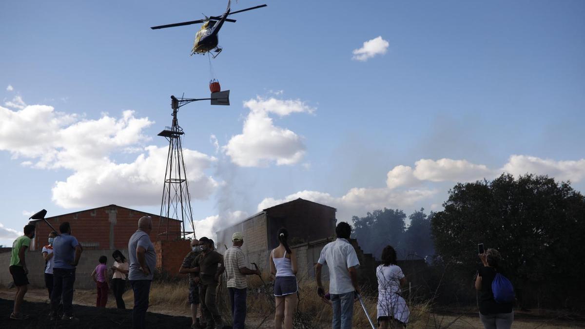 Imágenes del incendio originado en Lober de Aliste.