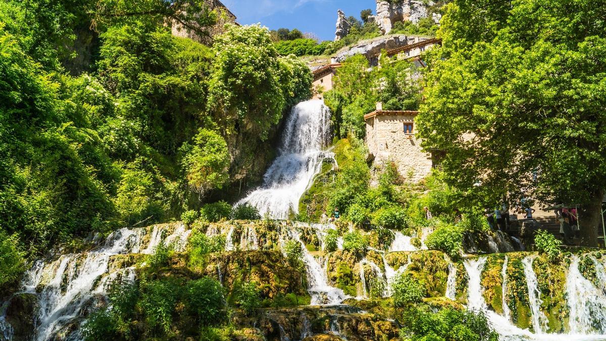 Orbaneja del Castillo, el pueblo español bajo una cascada