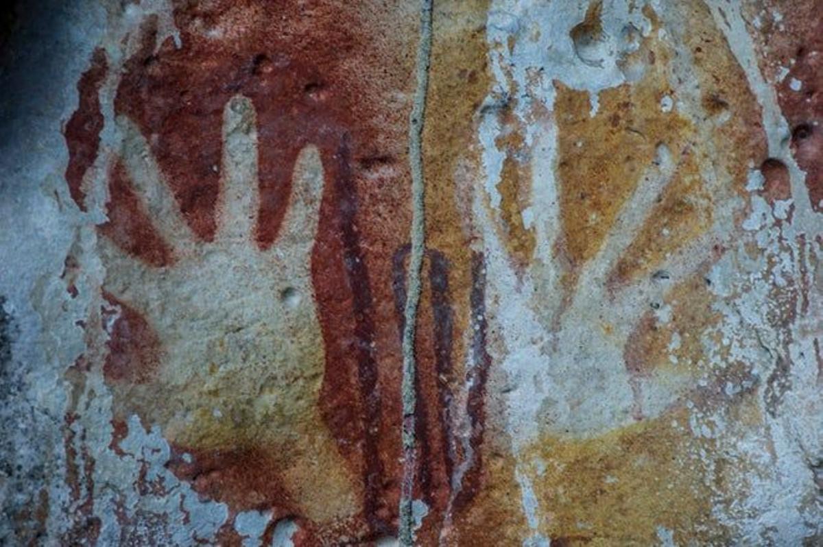 Pinturas rupestres en una cueva de Raja Ampat.
