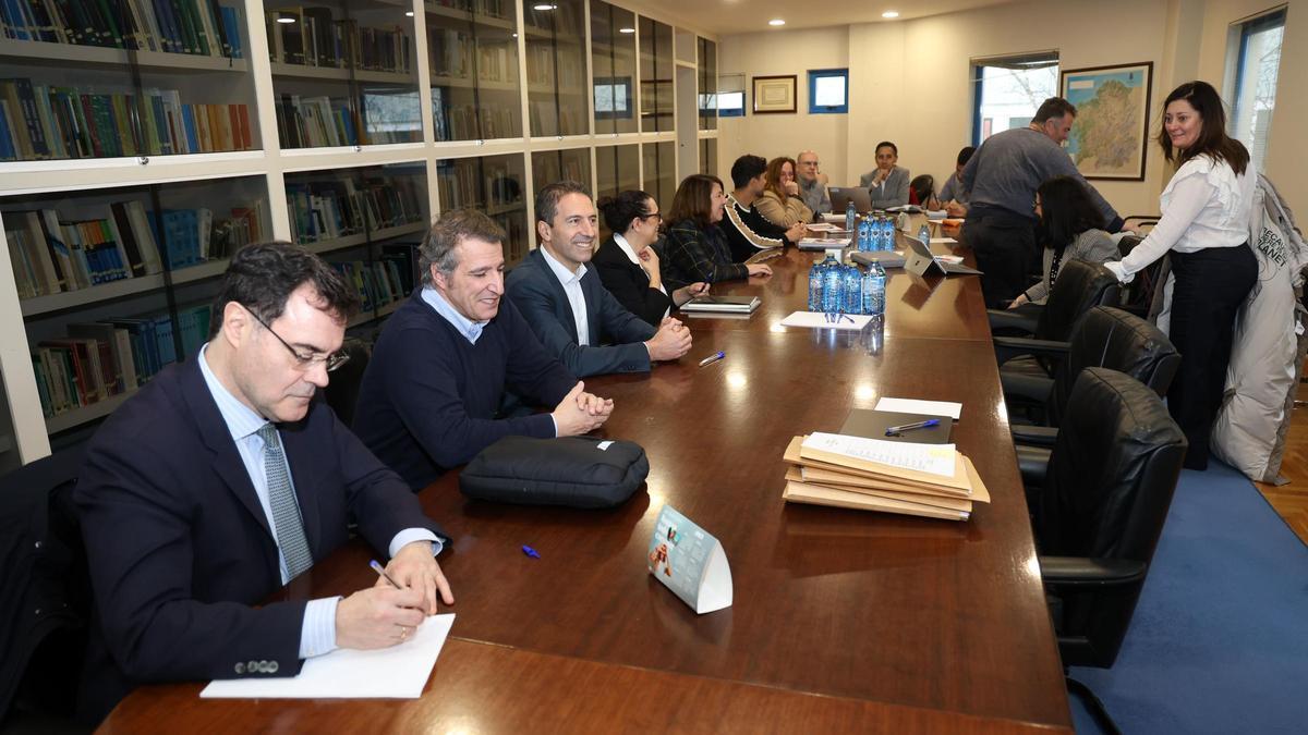 Representantes de la Consellería do Mar y el pleno del Consello Regulador de la DOP.