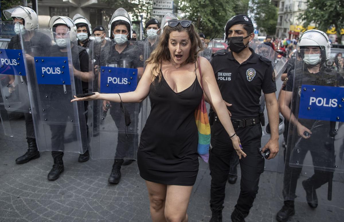 La Policía de Estambul carga contra el desfile del Orgullo Gay en Estambul