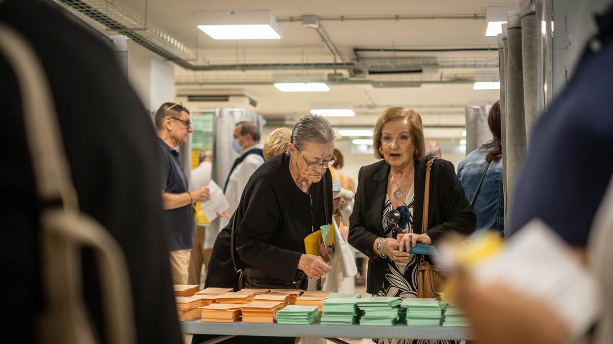 Dos señoras consultan las papeletas durante la jornada electoral del pasado 28M.